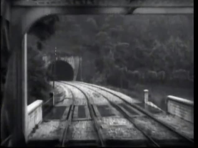 Passage d'un tunnel en chemin de fer (pris de l'avant de la locomotive)