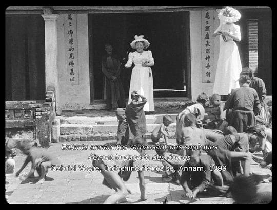 在寺院前捡钱的安南小孩们
