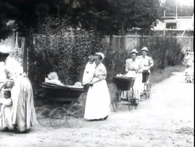 Défilé de voitures de bébés à la pouponnière de Paris