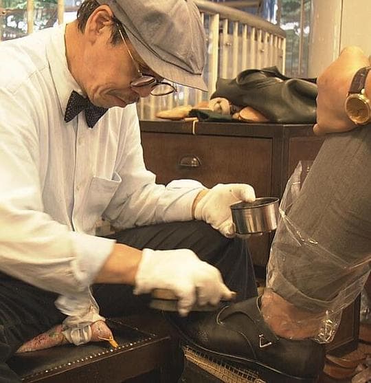 纪实72小时 男人擦鞋的时候